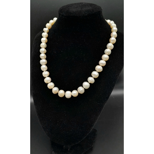 950 - A stunning Freshwater Pearl link necklace with silver-tone clasp. Total length 45cm.
