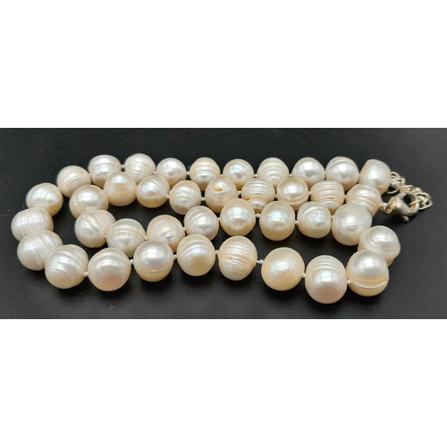 950 - A stunning Freshwater Pearl link necklace with silver-tone clasp. Total length 45cm.