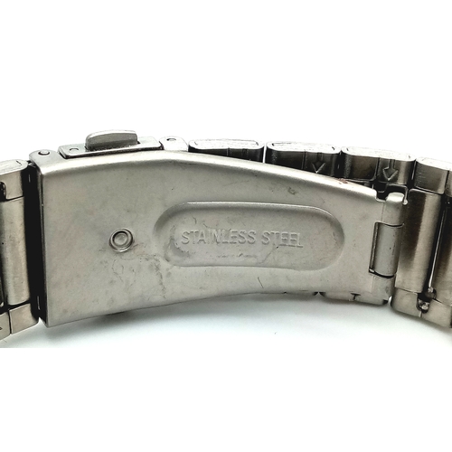 589 - A Stylish Sekonda Brushed Stainless Steel Gents Watch. Case - 40mm. Silver tone dial with date windo... 