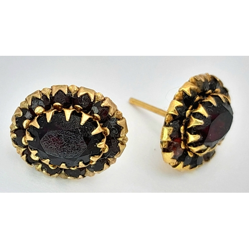 1214 - A Pair of 18K Gold (tests as) Garnet Cluster Stud Earrings. 1.95g.