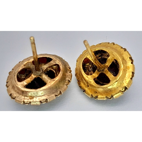 1214 - A Pair of 18K Gold (tests as) Garnet Cluster Stud Earrings. 1.95g.