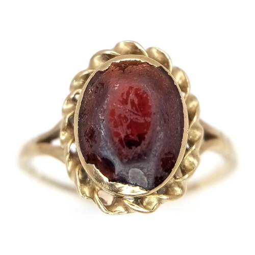 906 - A 9K Yellow Gold Red Stone Ring. Size L. 1.8g.