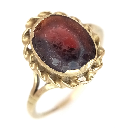 906 - A 9K Yellow Gold Red Stone Ring. Size L. 1.8g.