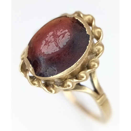 906 - A 9K Yellow Gold Red Stone Ring. Size L. 1.8g.