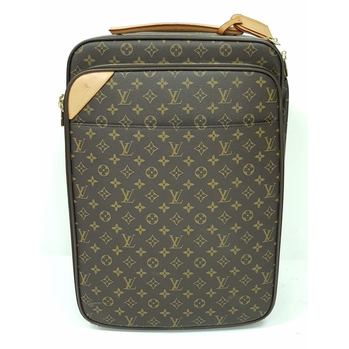 790 - A Louis Vuitton Monogram Canvas Rolling Travel Bag. Large exterior pocket and zipped compartment. Sp... 