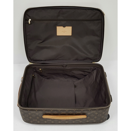 790 - A Louis Vuitton Monogram Canvas Rolling Travel Bag. Large exterior pocket and zipped compartment. Sp... 