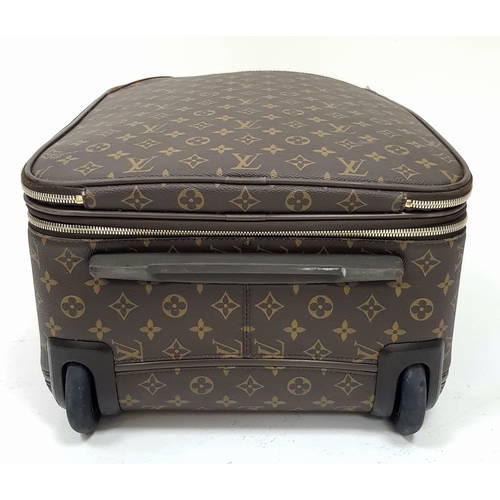 790 - A Louis Vuitton Monogram Canvas Rolling Travel Bag. Large exterior pocket and zipped compartment. Sp... 