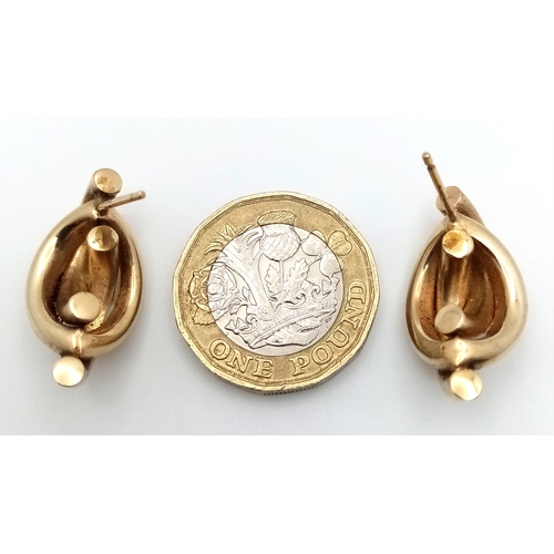 1108 - A Pair of 9K Yellow Gold Earrings in Tubular Cluster Form. No backs. 2.4g.