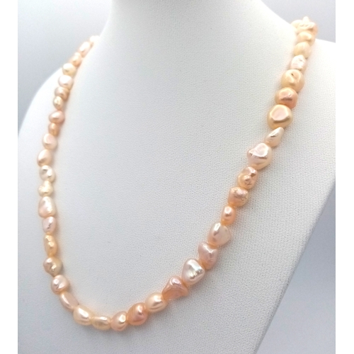 1872 - A vintage baroque pearl necklace featuring organically shaped pearls with attractive lustre in pale ... 