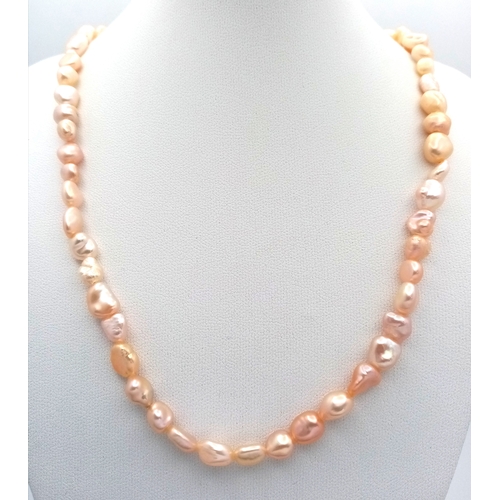 1872 - A vintage baroque pearl necklace featuring organically shaped pearls with attractive lustre in pale ... 