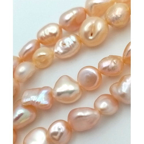 1872 - A vintage baroque pearl necklace featuring organically shaped pearls with attractive lustre in pale ... 