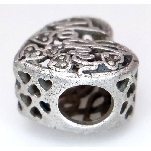 1071 - A PANDORA STERLING SILVER MOTHER / SON CHARM 1.6G. Ref: SC 7094