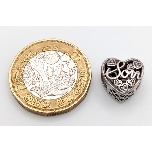 1071 - A PANDORA STERLING SILVER MOTHER / SON CHARM 1.6G. Ref: SC 7094