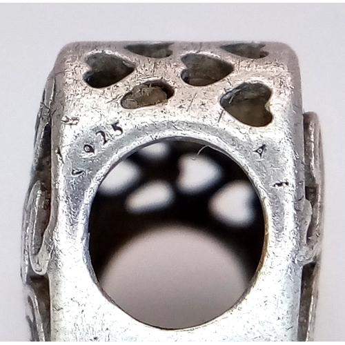 1071 - A PANDORA STERLING SILVER MOTHER / SON CHARM 1.6G. Ref: SC 7094