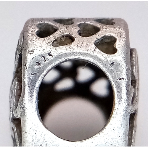 1071 - A PANDORA STERLING SILVER MOTHER / SON CHARM 1.6G. Ref: SC 7094