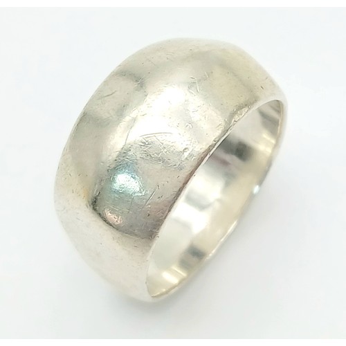 1440 - A vintage sterling silver band gent ring. Total weight 11.6G, size X/Y.