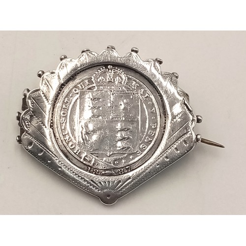 1698 - A vintage silver coin brooch. Total weight 8.8G. Please see photos for details.