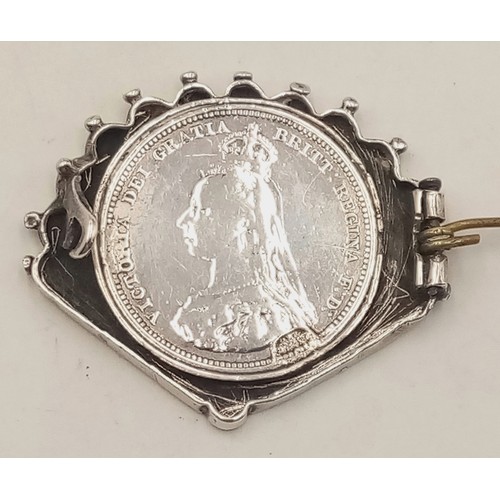1698 - A vintage silver coin brooch. Total weight 8.8G. Please see photos for details.