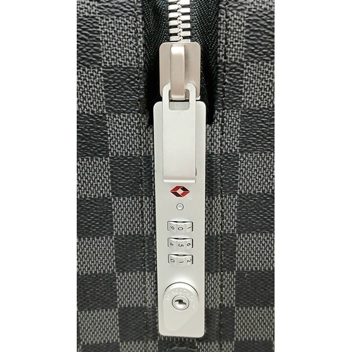 1226 - A Louis Vuitton Horizon 55 Suitcase. Damier graphite canvas. Silver tone hardware. Black calfskin le... 