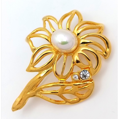 1065 - A stunning vintage gilded stone set and Faux Pearl floral brooch. Total length 7cm.