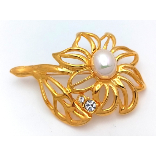 1065 - A stunning vintage gilded stone set and Faux Pearl floral brooch. Total length 7cm.