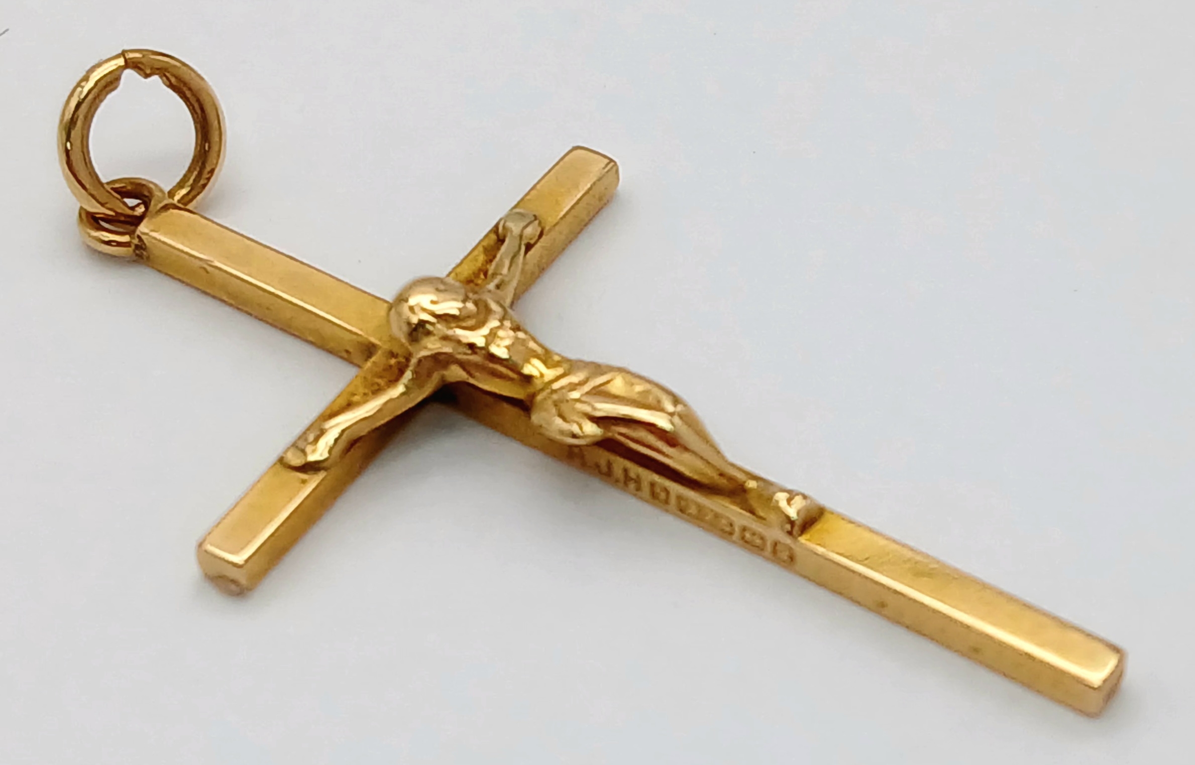 Traditional 9 CARAT GOLD CRUCIFIX. Full UK hallmark. 1.13 Grams. Approx ...