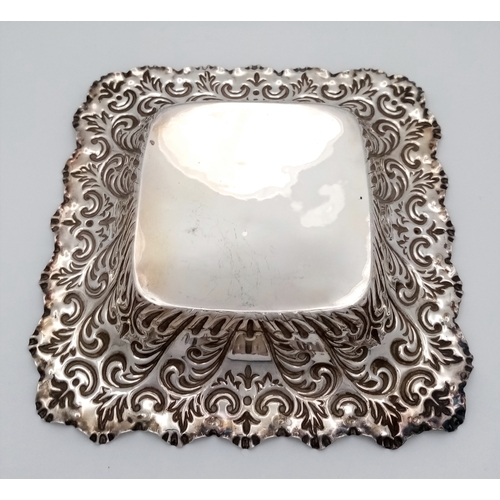 12 - AN ORNATE ANTIQUE SILVER BON BON DISH HALLMARKED 1897 .       78.5gms       13.5 x 13.5cms