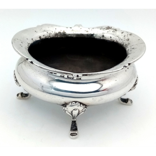 40 - A VICTORIAN (HALLMARKED 1901) SOLID SILVER SALT DISH WITHOUT LINER IN TRADITIONAL SALT SHAPE .      ... 
