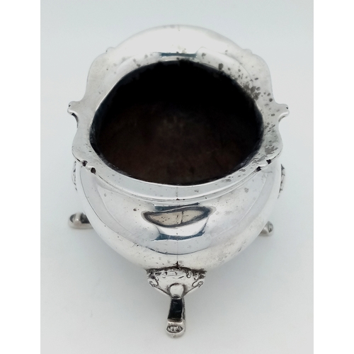 40 - A VICTORIAN (HALLMARKED 1901) SOLID SILVER SALT DISH WITHOUT LINER IN TRADITIONAL SALT SHAPE .      ... 