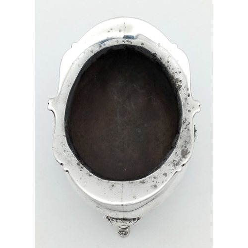 40 - A VICTORIAN (HALLMARKED 1901) SOLID SILVER SALT DISH WITHOUT LINER IN TRADITIONAL SALT SHAPE .      ... 