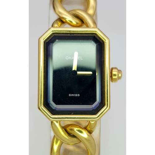 44 - A CHANEL 'PREMIERE' LADIES QUARTZ WATCH IN 18K GOLD WITH BLACK DIAL IN GOOD WORKING ORDER, TOTAL WEI... 
