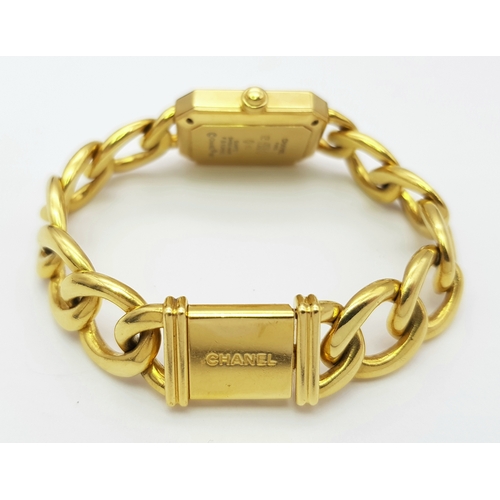 44 - A CHANEL 'PREMIERE' LADIES QUARTZ WATCH IN 18K GOLD WITH BLACK DIAL IN GOOD WORKING ORDER, TOTAL WEI... 