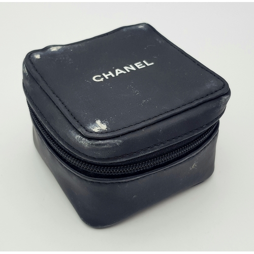 44 - A CHANEL 'PREMIERE' LADIES QUARTZ WATCH IN 18K GOLD WITH BLACK DIAL IN GOOD WORKING ORDER, TOTAL WEI... 