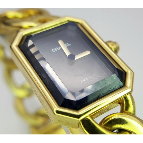 44 - A CHANEL 'PREMIERE' LADIES QUARTZ WATCH IN 18K GOLD WITH BLACK DIAL IN GOOD WORKING ORDER, TOTAL WEI... 