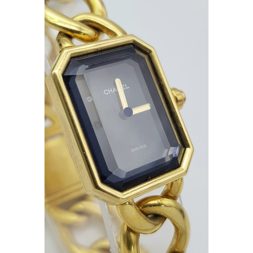 44 - A CHANEL 'PREMIERE' LADIES QUARTZ WATCH IN 18K GOLD WITH BLACK DIAL IN GOOD WORKING ORDER, TOTAL WEI... 