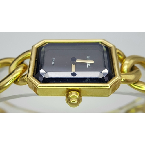 44 - A CHANEL 'PREMIERE' LADIES QUARTZ WATCH IN 18K GOLD WITH BLACK DIAL IN GOOD WORKING ORDER, TOTAL WEI... 