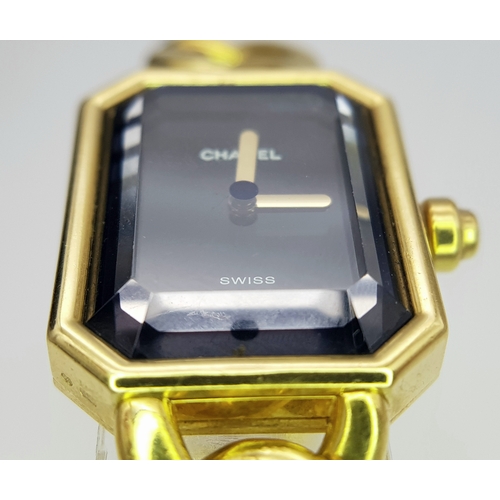 44 - A CHANEL 'PREMIERE' LADIES QUARTZ WATCH IN 18K GOLD WITH BLACK DIAL IN GOOD WORKING ORDER, TOTAL WEI... 