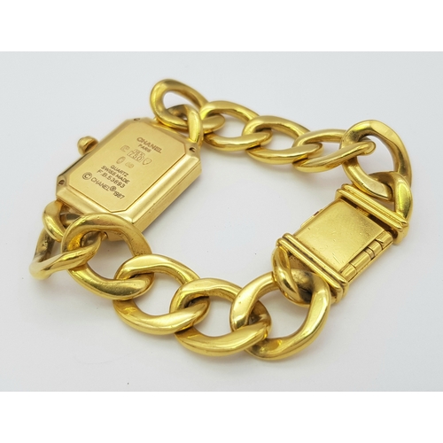 44 - A CHANEL 'PREMIERE' LADIES QUARTZ WATCH IN 18K GOLD WITH BLACK DIAL IN GOOD WORKING ORDER, TOTAL WEI... 