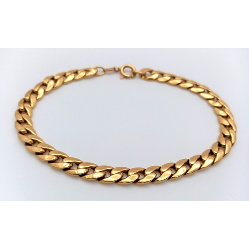 1082 - An 18K Yellow Gold Flat Curb Link Bracelet. Good Condition. 
21cm length. 10.55g.