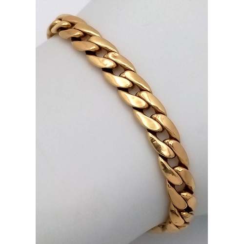 1082 - An 18K Yellow Gold Flat Curb Link Bracelet. Good Condition. 
21cm length. 10.55g.
