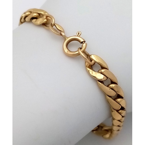 1082 - An 18K Yellow Gold Flat Curb Link Bracelet. Good Condition. 
21cm length. 10.55g.