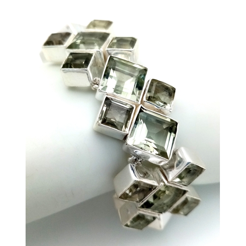 1110 - A Green Amethyst Gemstone Link Bracelet. Set in 925 Silver.
19cm. 44g. CD-2056.