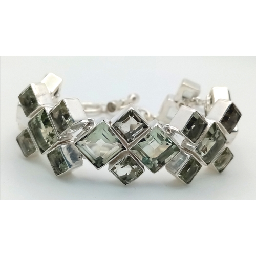 1110 - A Green Amethyst Gemstone Link Bracelet. Set in 925 Silver.
19cm. 44g. CD-2056.