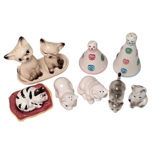 1090 - A Collection of 5 Vintage Ceramic Cat Salt and Pepper Sets. All in excellent condition. A couple hav... 