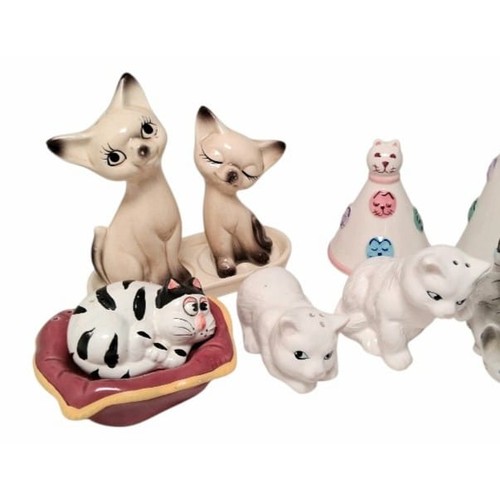 1090 - A Collection of 5 Vintage Ceramic Cat Salt and Pepper Sets. All in excellent condition. A couple hav... 