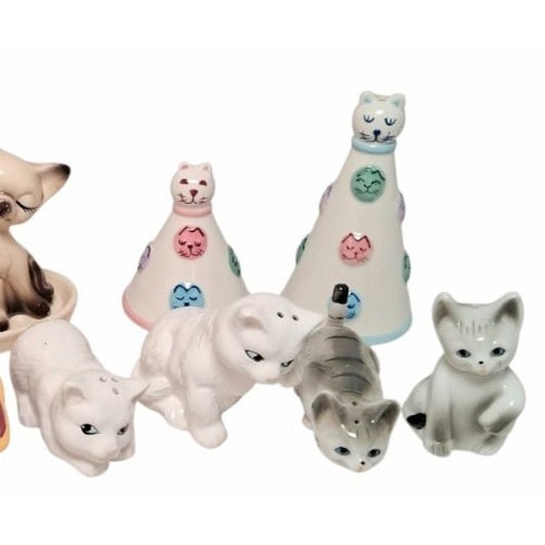 1090 - A Collection of 5 Vintage Ceramic Cat Salt and Pepper Sets. All in excellent condition. A couple hav... 