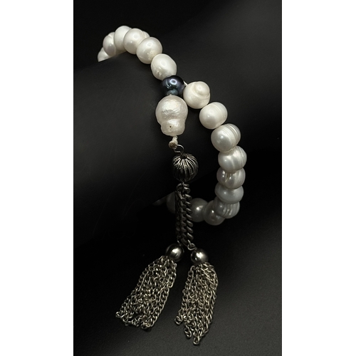 1076 - A lovely freshwater Pearls link fashion tassel pendant bracelet. Total length 28cm.
