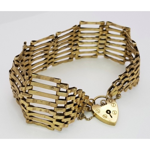 13 - A 9K Yellow Gold Vintage Gate Bracelet with Heart Clasp. 17cm. 16.86g.
