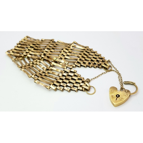 13 - A 9K Yellow Gold Vintage Gate Bracelet with Heart Clasp. 17cm. 16.86g.
