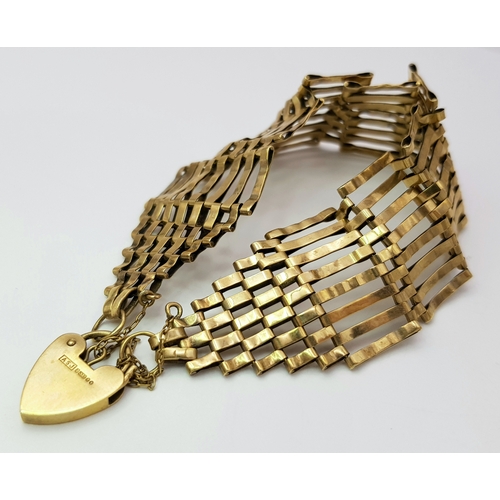 13 - A 9K Yellow Gold Vintage Gate Bracelet with Heart Clasp. 17cm. 16.86g.